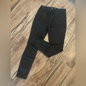 Black skinny jean with buttlifting effect 👖